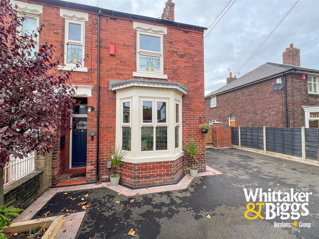 Property photo 1 of 26 Frontage & Driveway