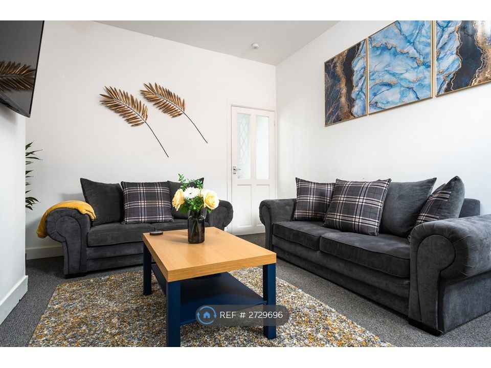 Property photo 3 of 35 Living Room