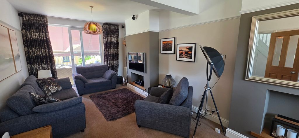 Property photo 3 of 19 Livingroom