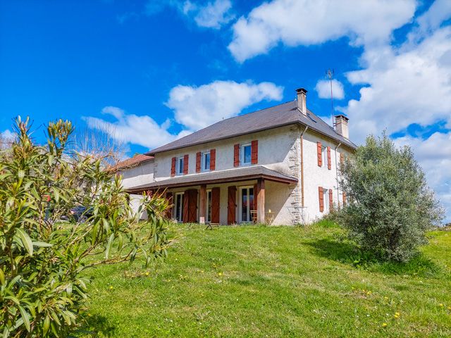 Property photo 1 of 28