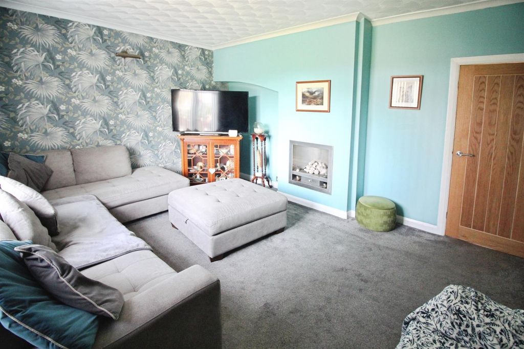 Property photo 2 of 13 Lounge