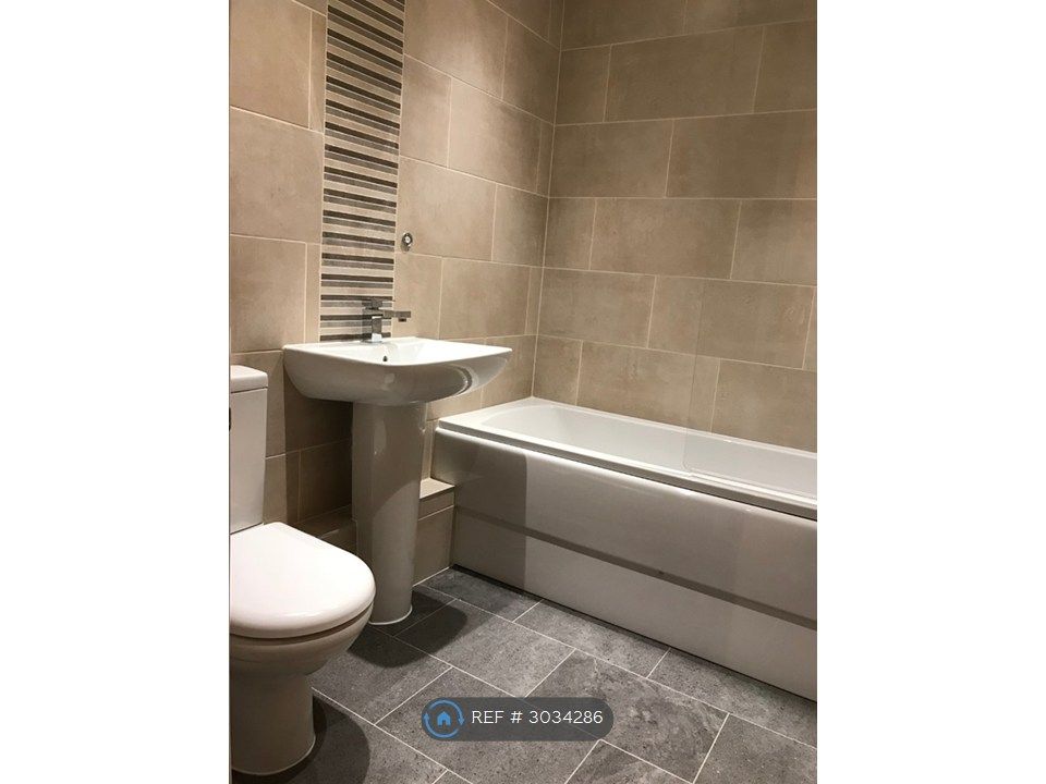 Property photo 2 of 11 Bathroom