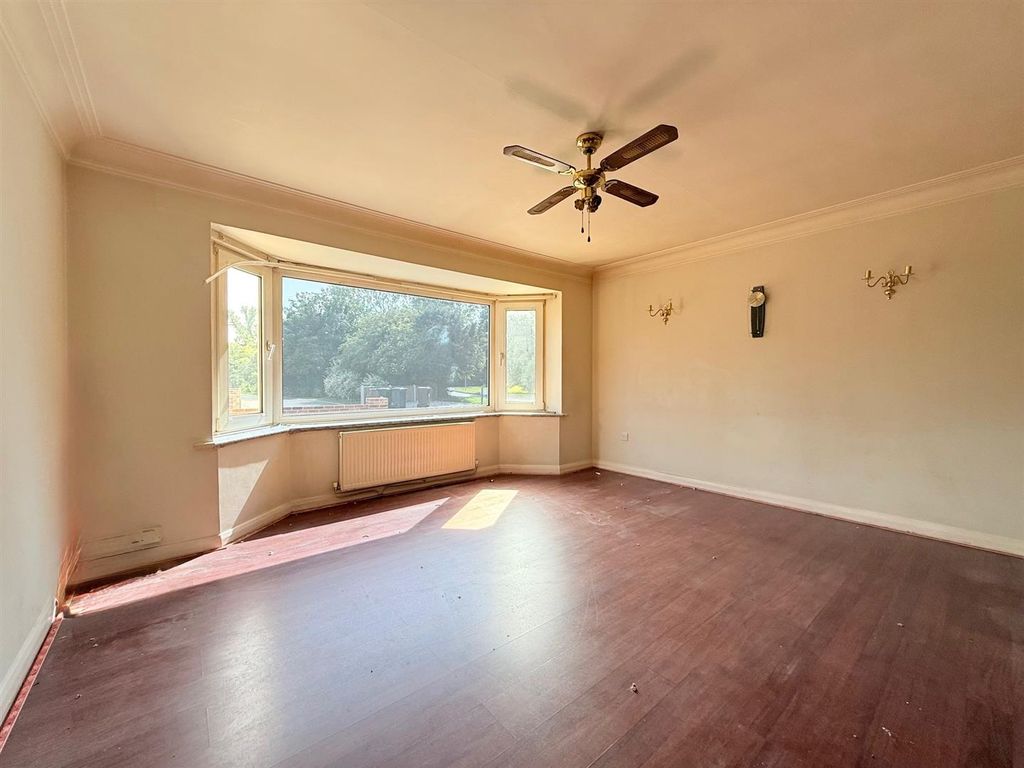 Property photo 3 of 17 Lounge