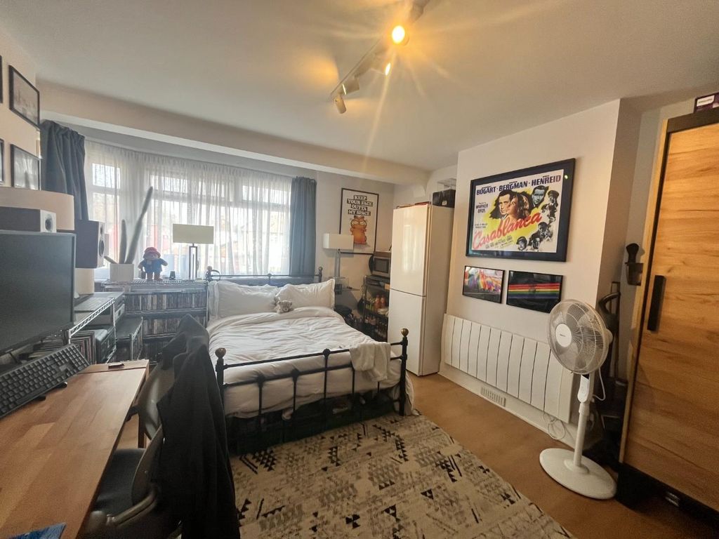 Property photo 2 of 8 Bedroom 2.Jpeg