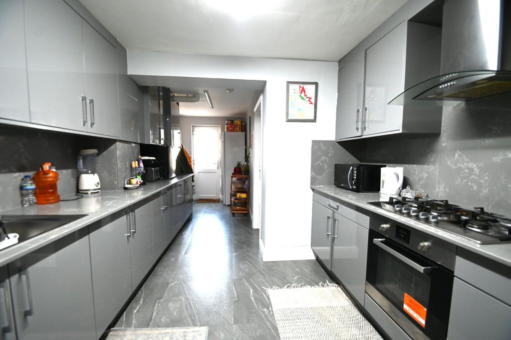 Property photo 3 of 11 Kitchen