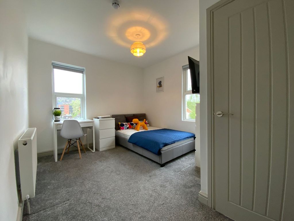 Property photo 1 of 7 Ensuite Bedroom 4