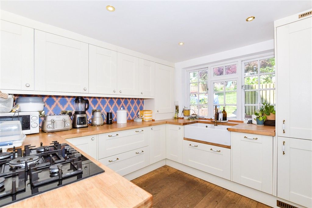 Property photo 3 of 9 Kitchen
