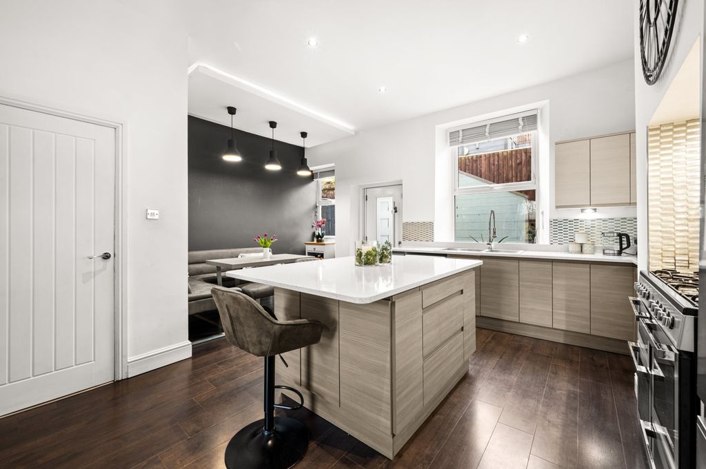 Property photo 3 of 44