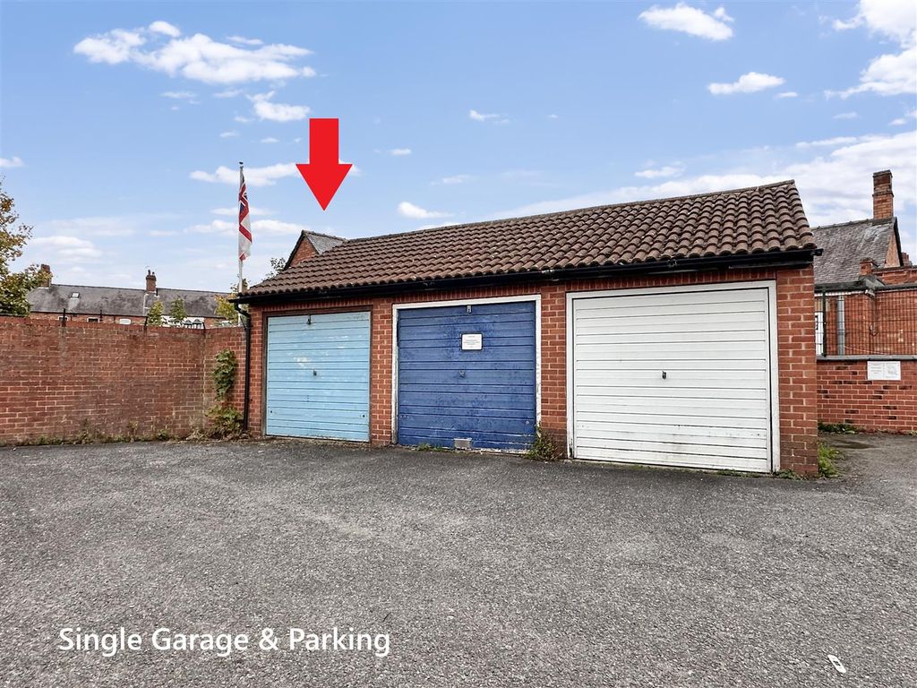 Property photo 3 of 13 Single Garage & Parking 496