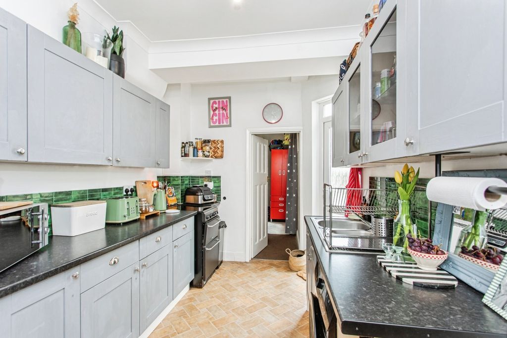 Property photo 3 of 20 Kitchen