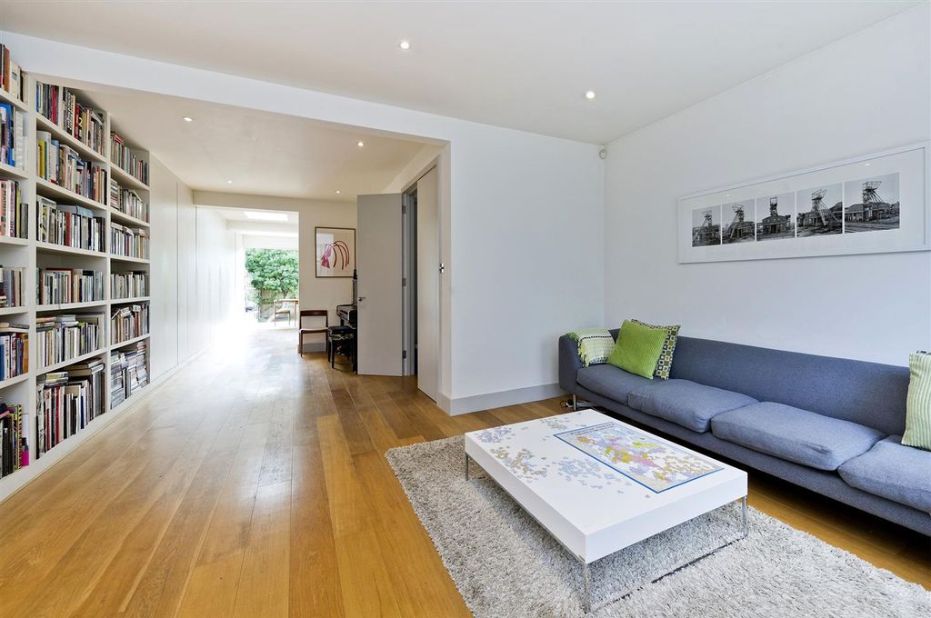 Property photo 3 of 15 54 Dalgarno Gdns-5053.Jpg