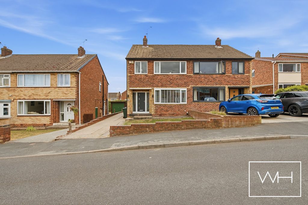 Property photo 1 of 20 16 Pembroke Rise, Cusworth 03