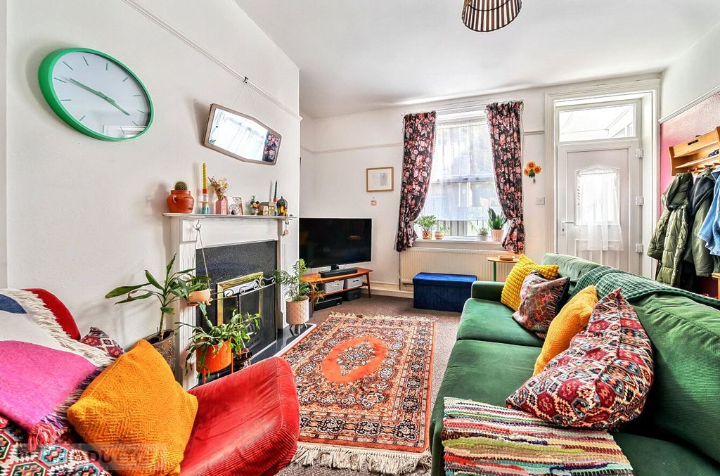 Property photo 2 of 20 Living Room