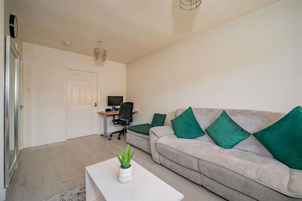 Property photo 3 of 13 Gr 25 Foggyley Gardens Dundee-7.Jpg