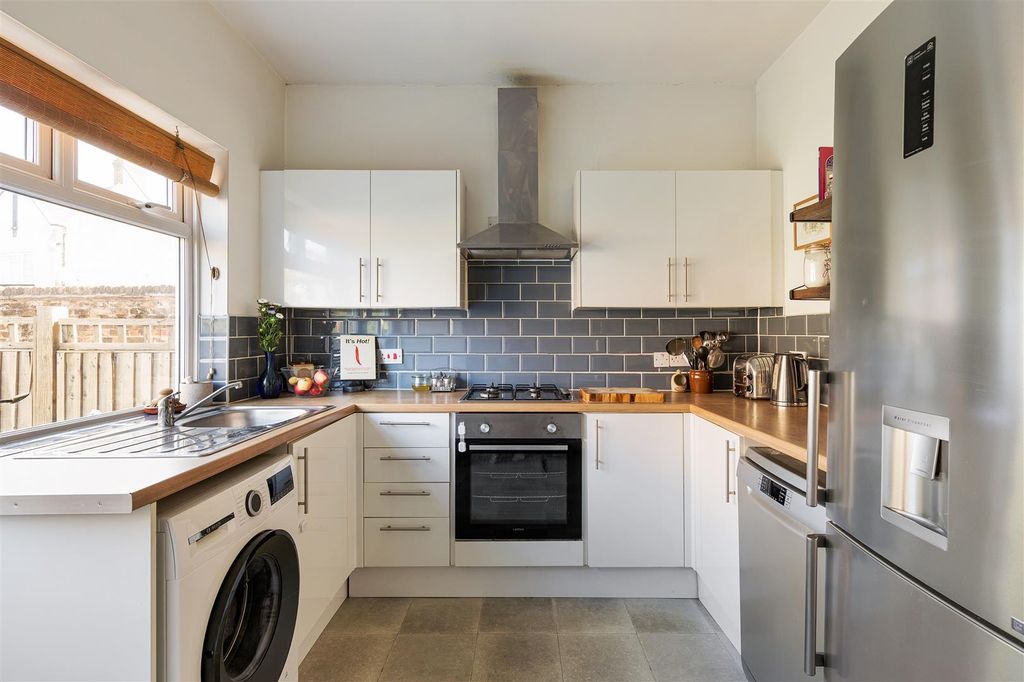 Property photo 3 of 22 Forest Road, E17 5Ld