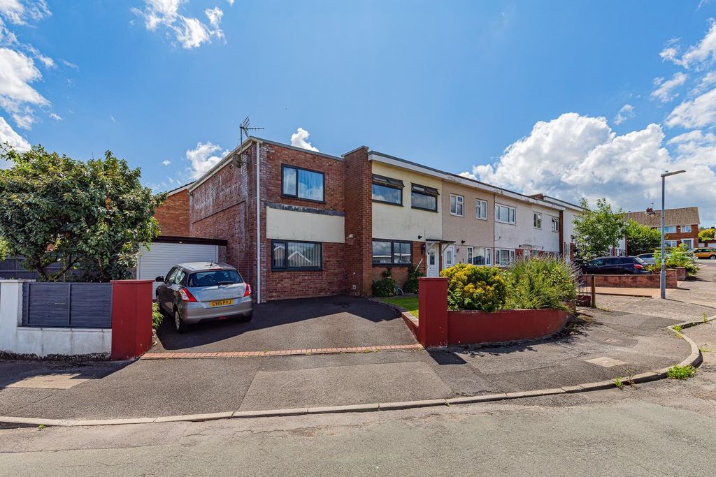 Property photo 3 of 22 Uplands Crescent 68-25.Jpg