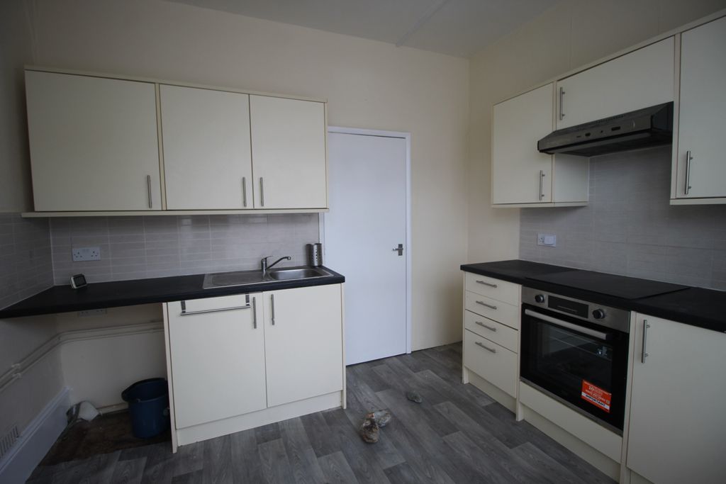 Property photo 3 of 11 Kitchen