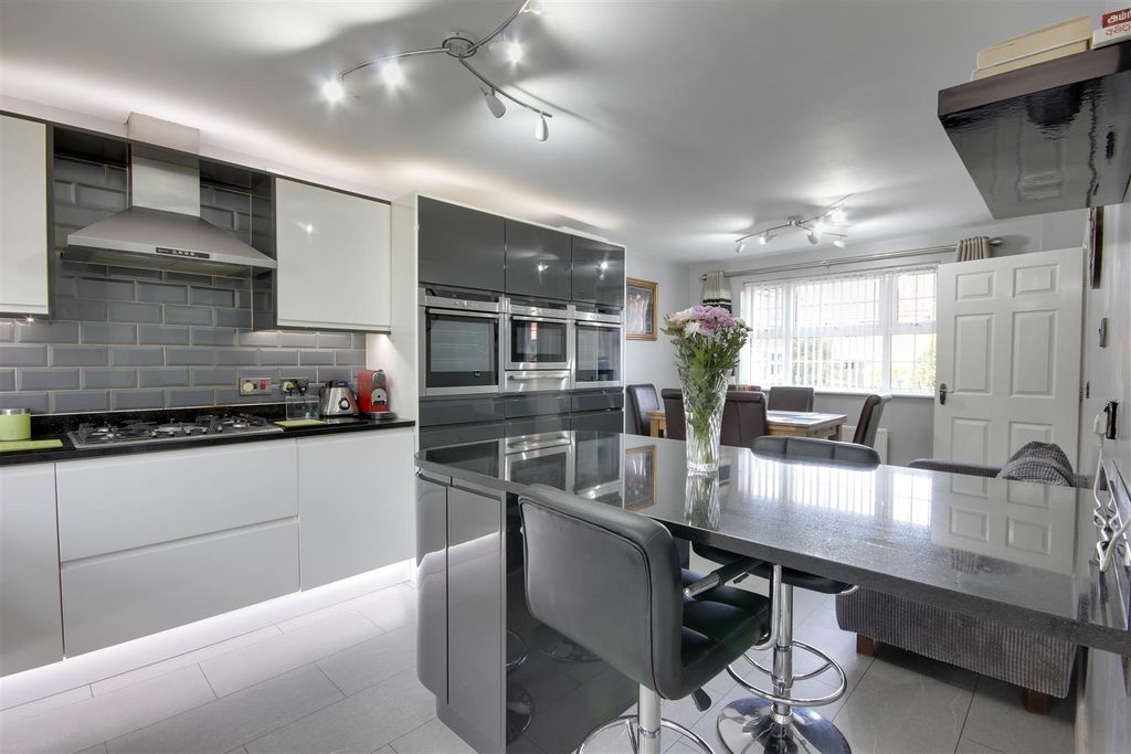 Property photo 2 of 16 Dining Kitchen