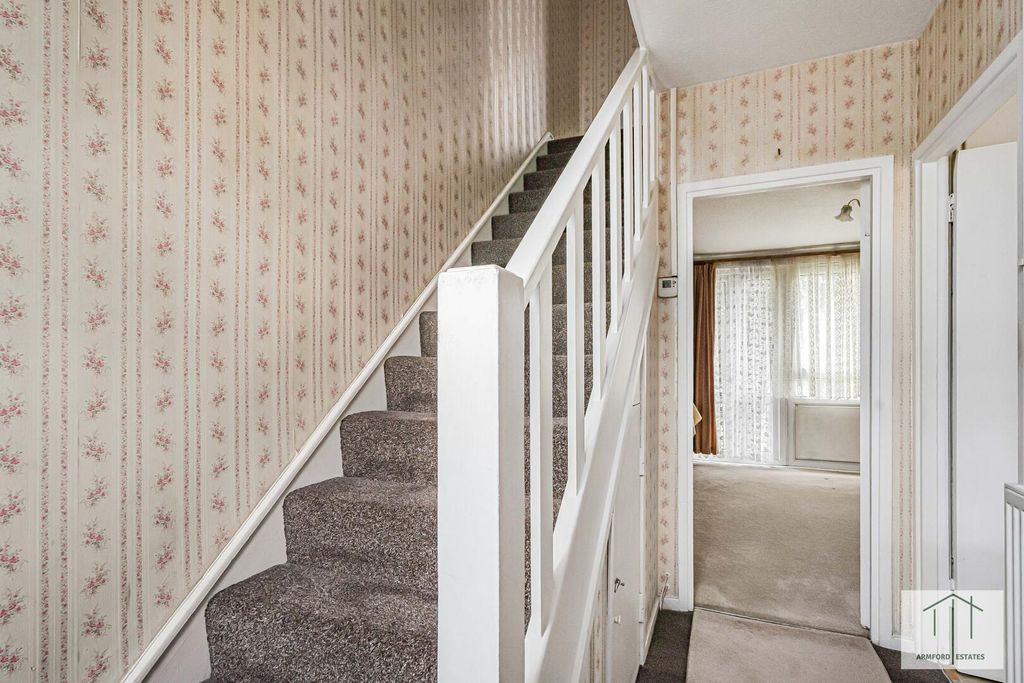 Property photo 3 of 14 Hallway