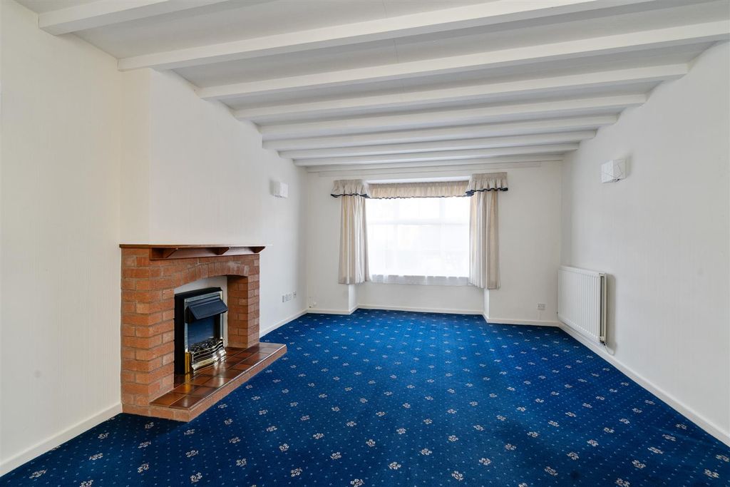 Property photo 3 of 12 20 Farnborough Drive_3.Jpg