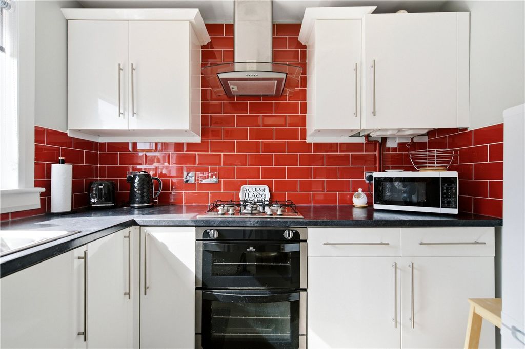 Property photo 3 of 16 Langside