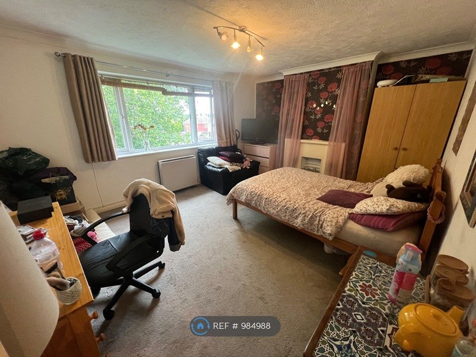 Property photo 2 of 7 Huge Furnished Bedroom