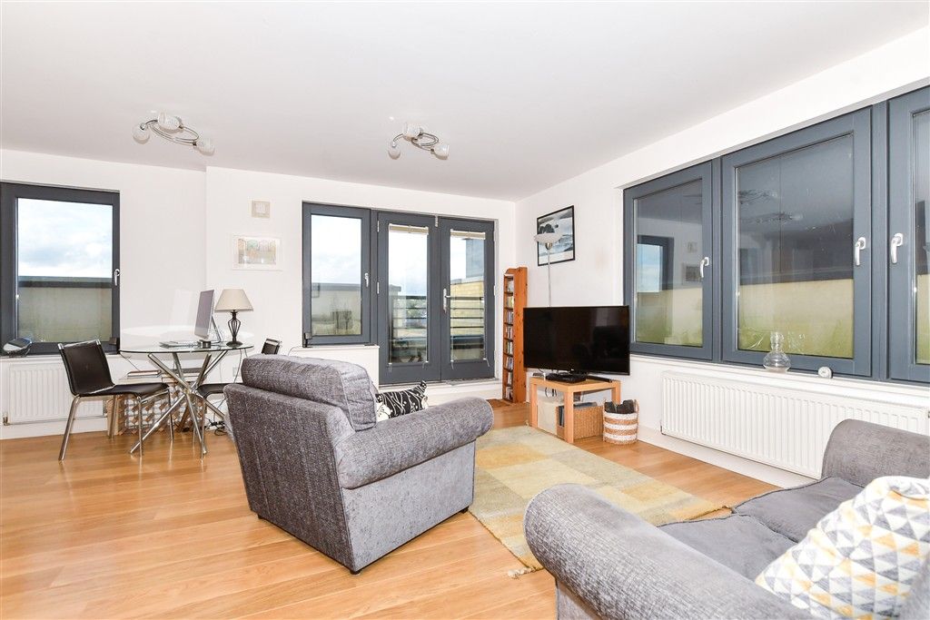 Property photo 1 of 9 Lounge