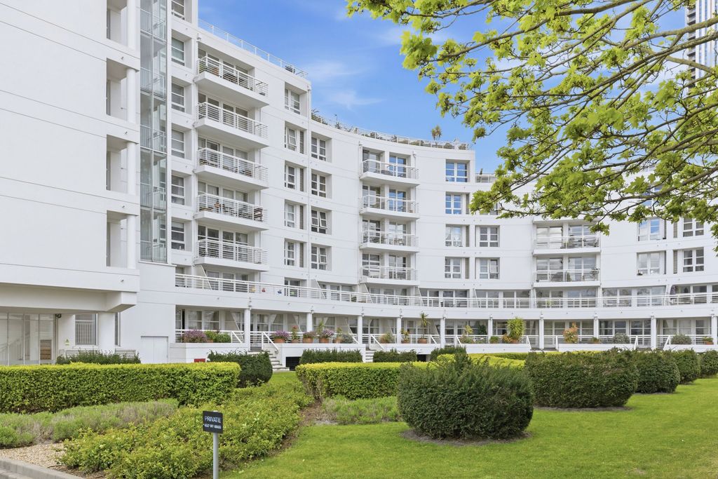 Property photo 1 of 8 Canary Wharf