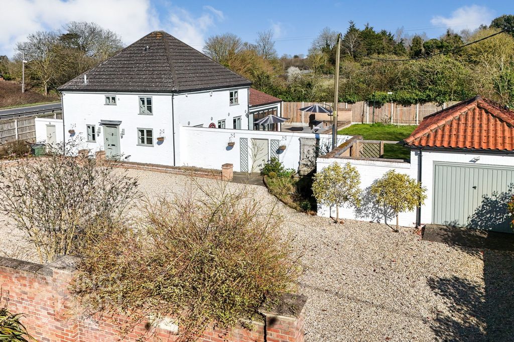 Property photo 3 of 34