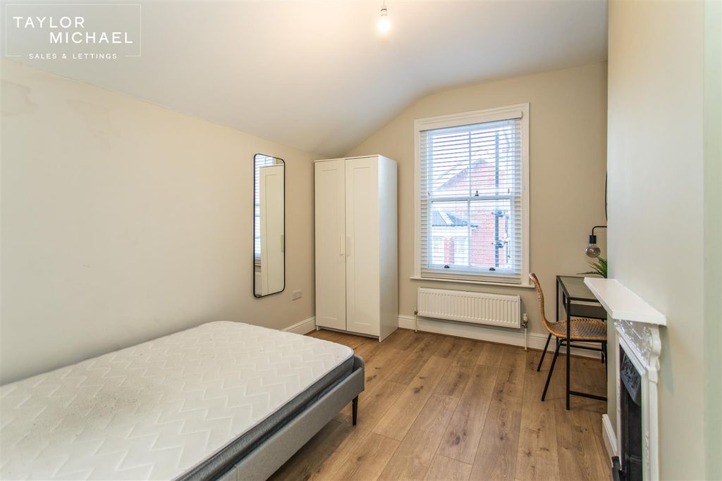 Property photo 3 of 16 Room