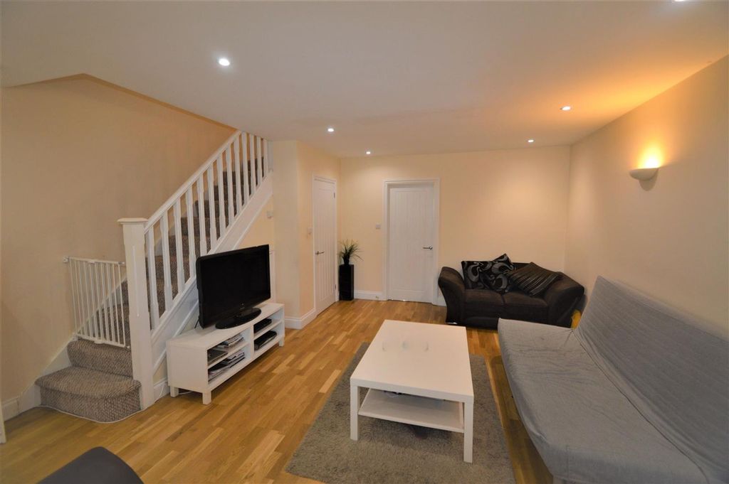 Property photo 3 of 15 Kingsley Rd Ig6