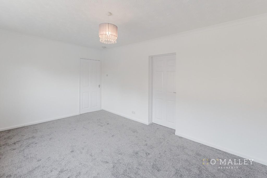 Property photo 3 of 11 Lounge (2)