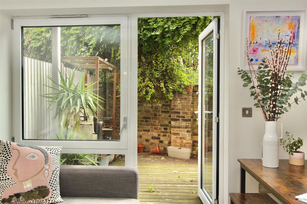 Property photo 2 of 21 Saxony Court, E5