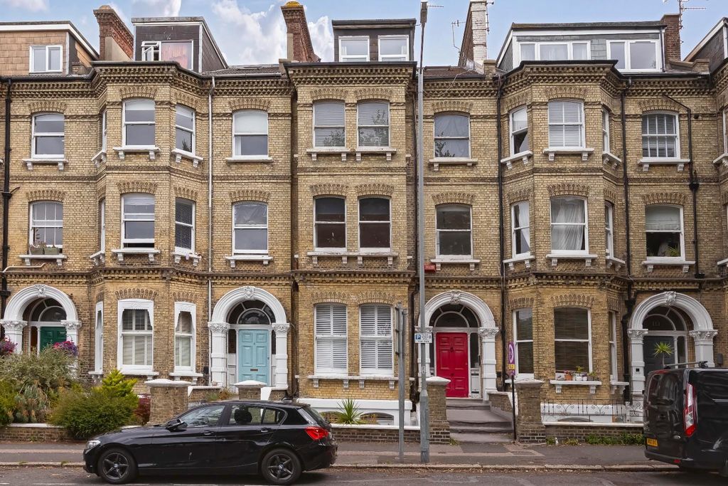 Property photo 1 of 10 Cromwell Rd_9.Jpg