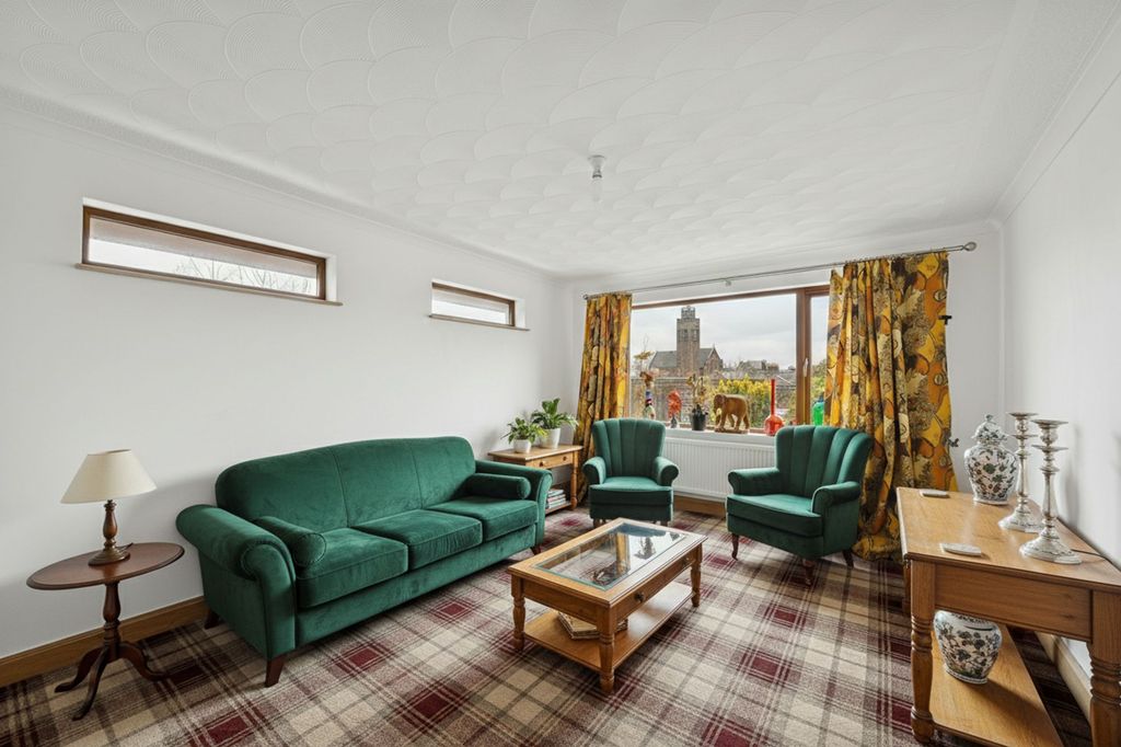 Property photo 1 of 40 Lounge Staged