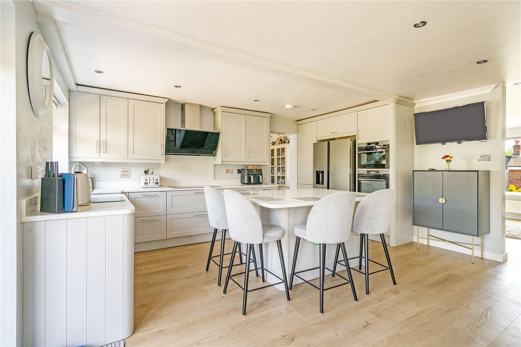 Property photo 3 of 19 Kitchen/Breakfast