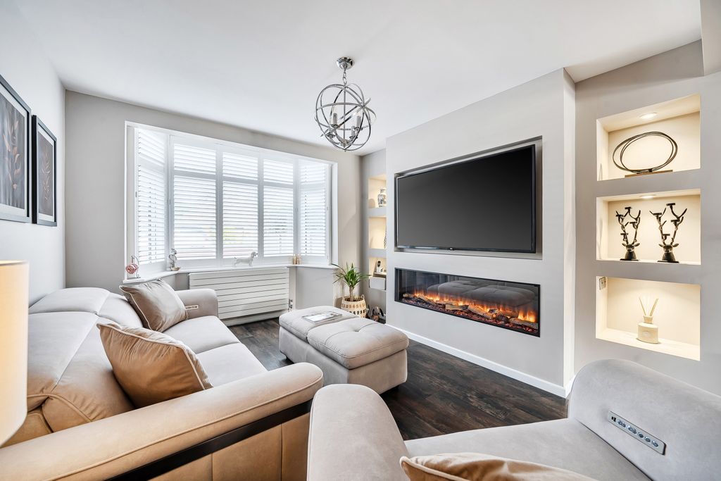 Property photo 3 of 24 Lounge