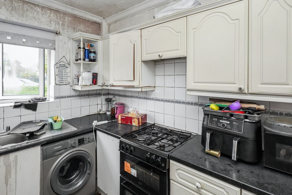 Property photo 2 of 19 34 Stevens Road, Dagenham, Essex, Rm8 2Qr