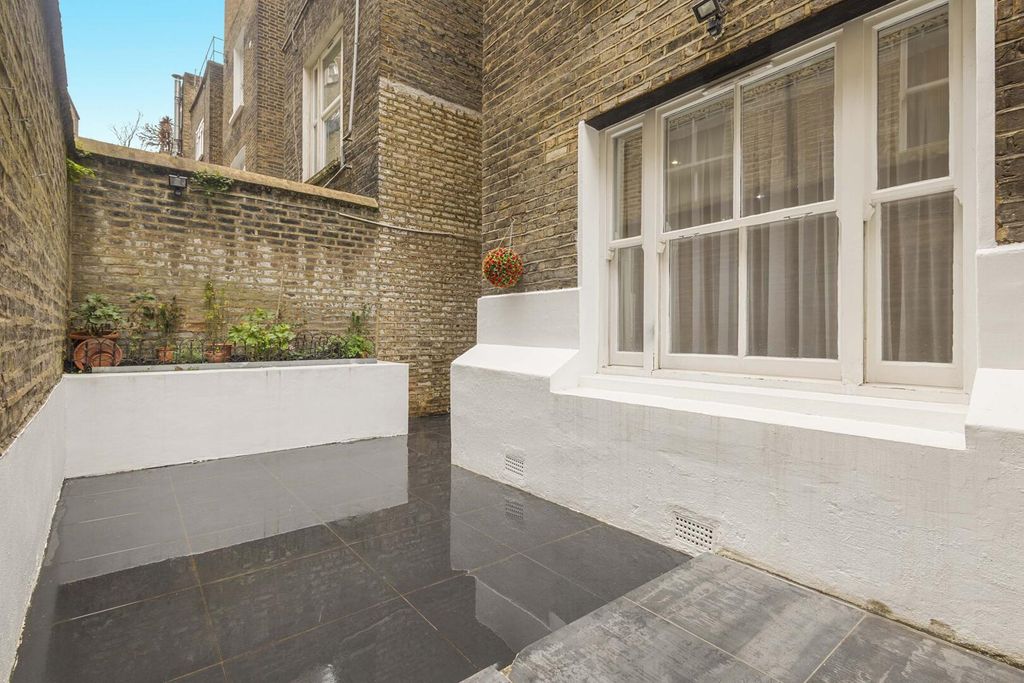 Property photo 2 of 8 Courtyard