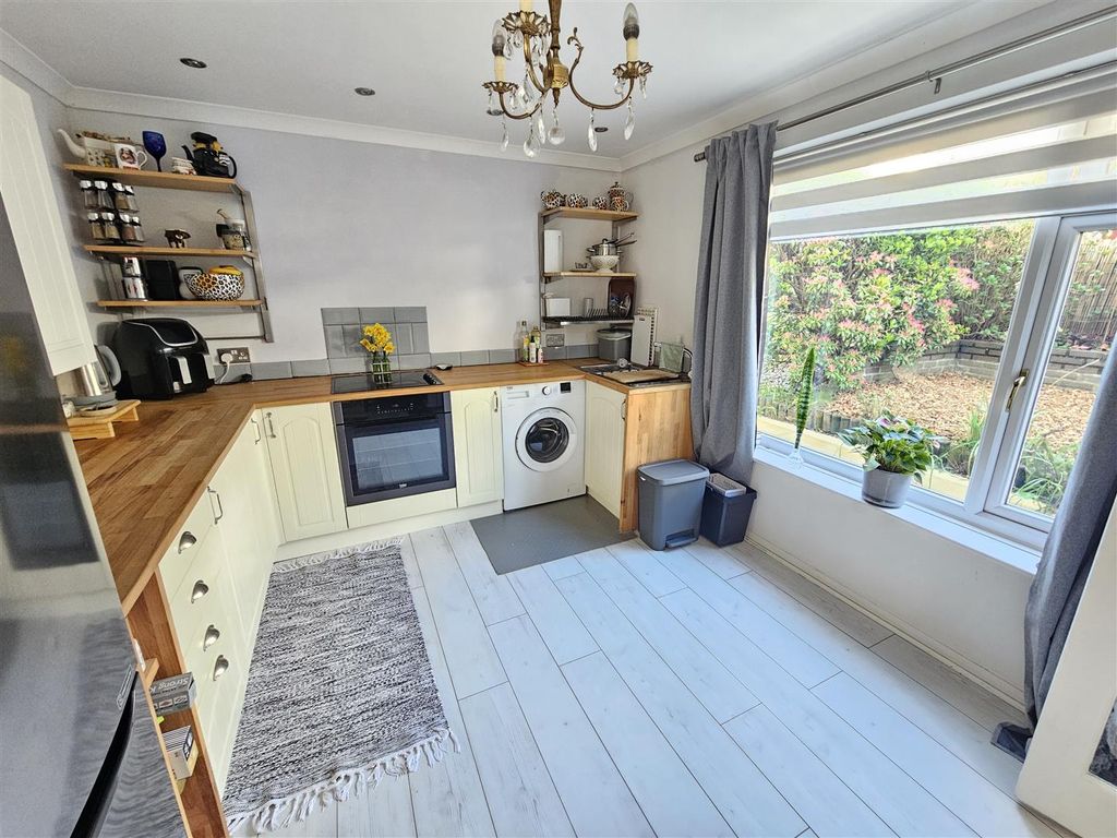 Property photo 3 of 17 Kitchen (2).Jpg