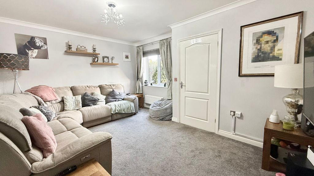 Property photo 3 of 13 Lounge