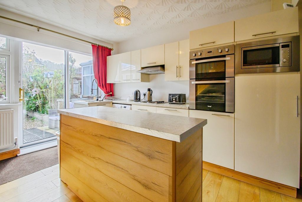 Property photo 3 of 12 Kitchen