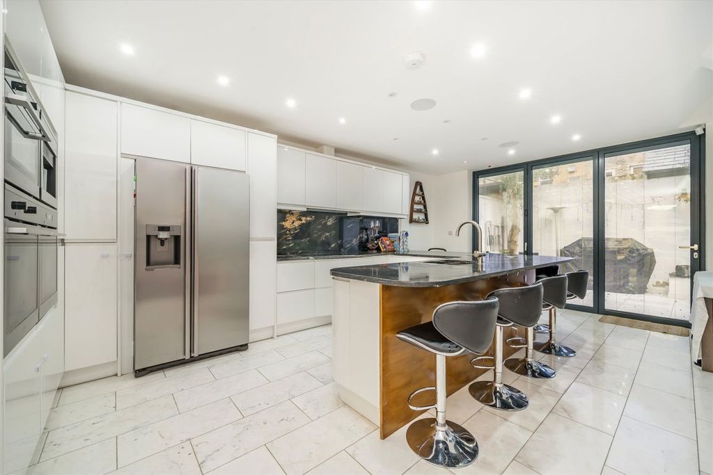 Property photo 3 of 11