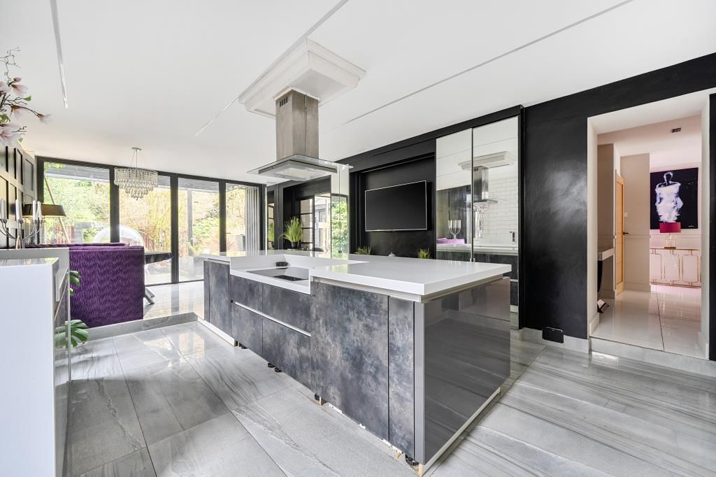 Property photo 3 of 30 Kitchen