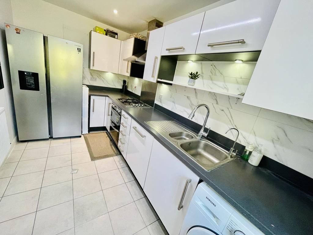 Property photo 2 of 7 Kitchen