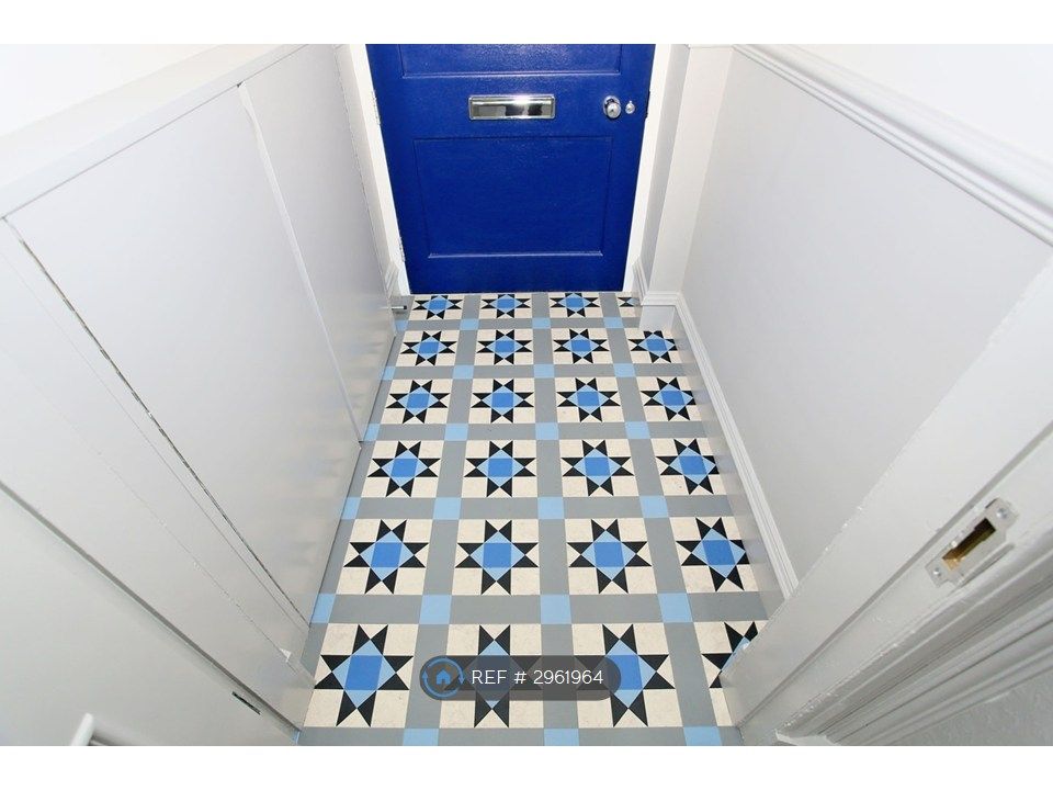 Property photo 2 of 19 Vestibule