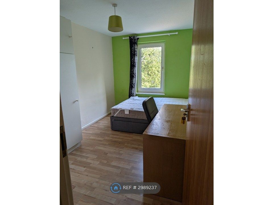 Property photo 3 of 13 Room 5