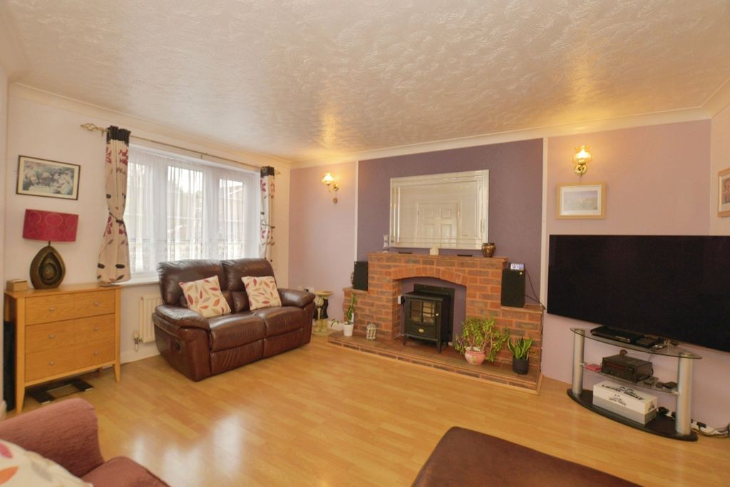 Property photo 2 of 19 Lounge