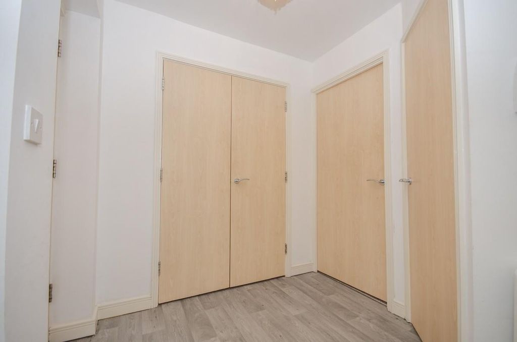 Property photo 3 of 14 Entrance Hall.Jpg