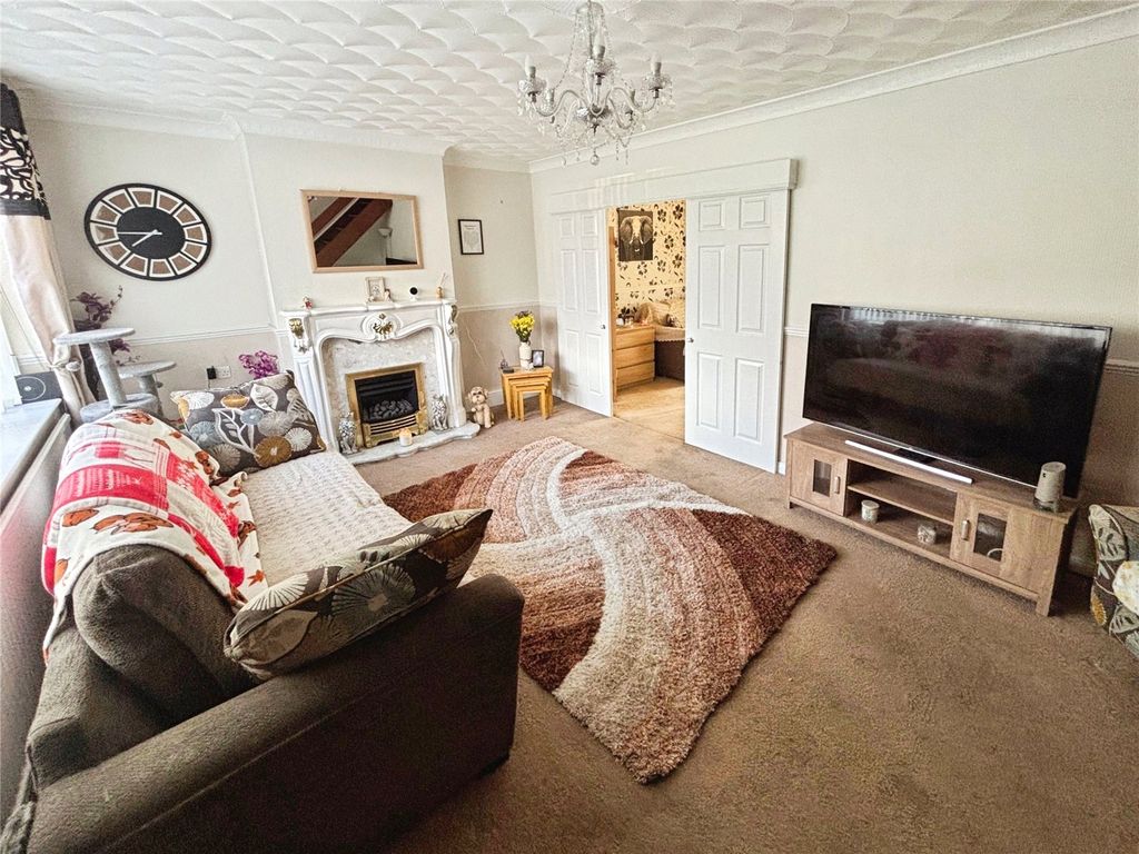 Property photo 3 of 15 Lounge